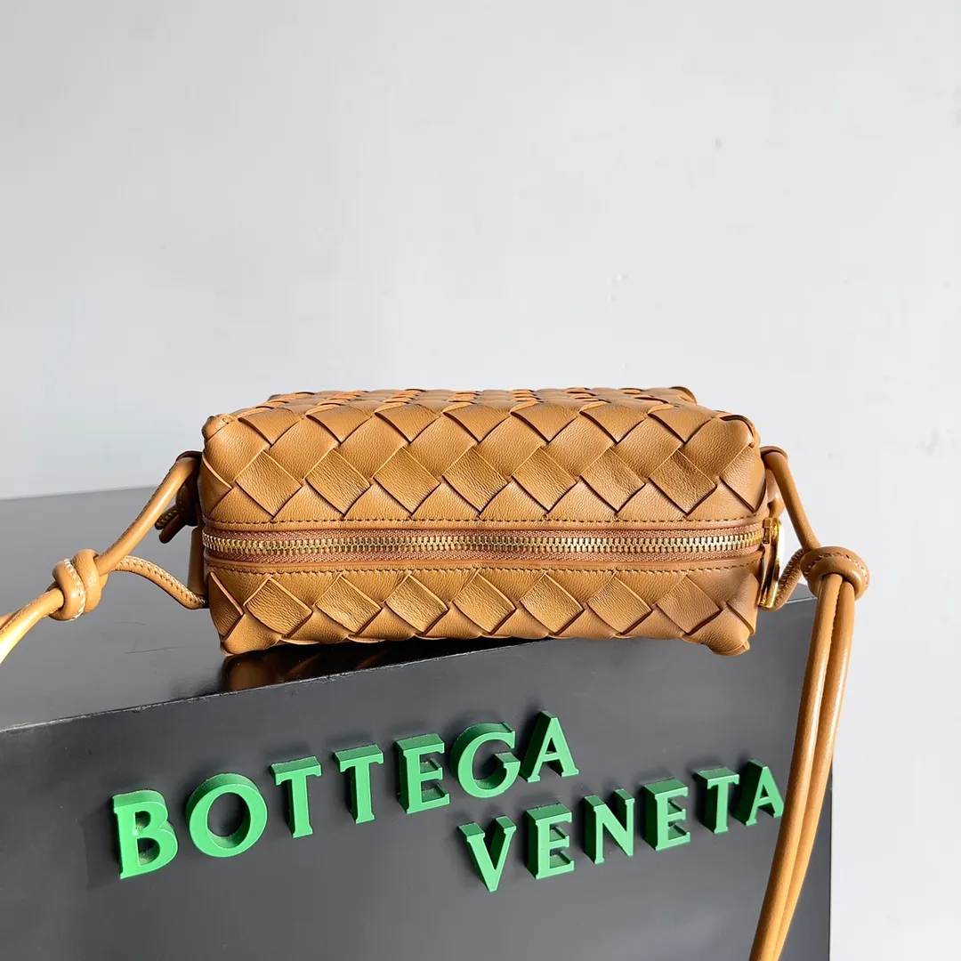Batch 1560 New version and new color (third generation) 𝗕𝗼𝘁𝘁𝗲𝗴𝗮 𝗩𝗲𝗻𝗲𝘁𝗮———— The latest version of the loop camera bag💥 at the BV King of Cost-Effectiveness counter, large woven texture➕As always, ultra-high-quality lambskin, with zippers and adjustable drawstrings, it is especially suitable for the belly💫It can fit anything, and it is very light in weight. It is suitable for girls of all ages. Size: 17*10*6cm Style number: 723547